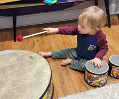 Lekotek leader and child at music